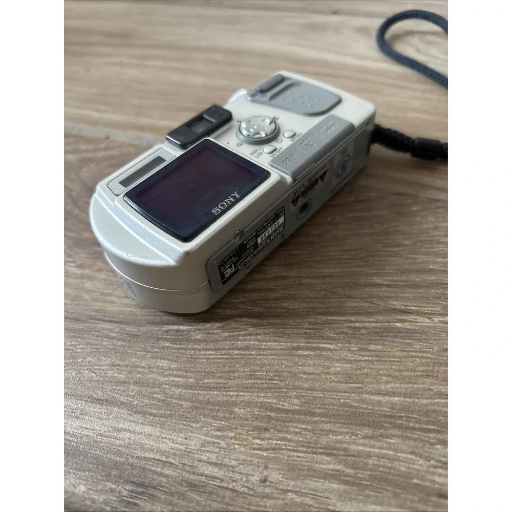 Sony Cybershot Camera w/ Case/charger &‎ Dead Battery